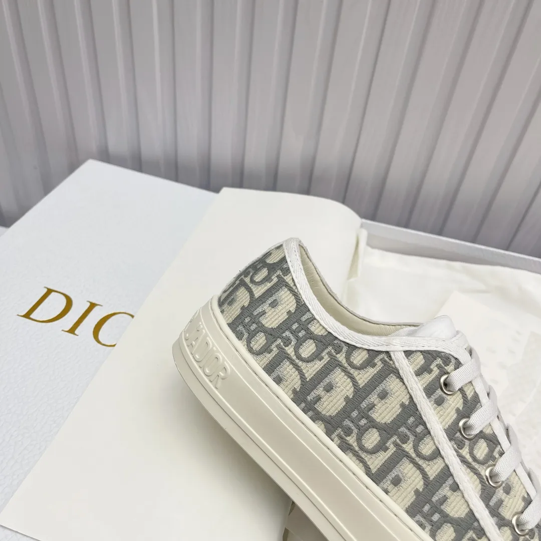 👟👟Ex-factory price 520👟👟 High version in stock, Dior (Dior) flat sneakers are fully embroidered with iconic patterns, ready in stock High quality Dior (Dior) flat sneakers are fully embroidered with iconic patterns👟👟 ♦️Top quality in the market🎗Breaking hot item in foreign counters🎗Non-common imitation version in the market🎗🔳The fabric is made of Italian🇮🇹imported fabrics❗️Embroidered upper, original mold injection Logo frosted five-pointed star outsole🔳Inside imported lambskin+high elasticity Injection molding mold Logo foam feet Size number: 35 to 42 (42 customized)